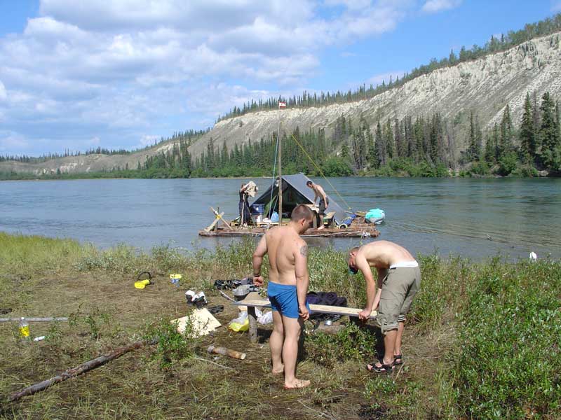 DIe Sitzgelegenheiten werden für das Yukonfloß gebaut