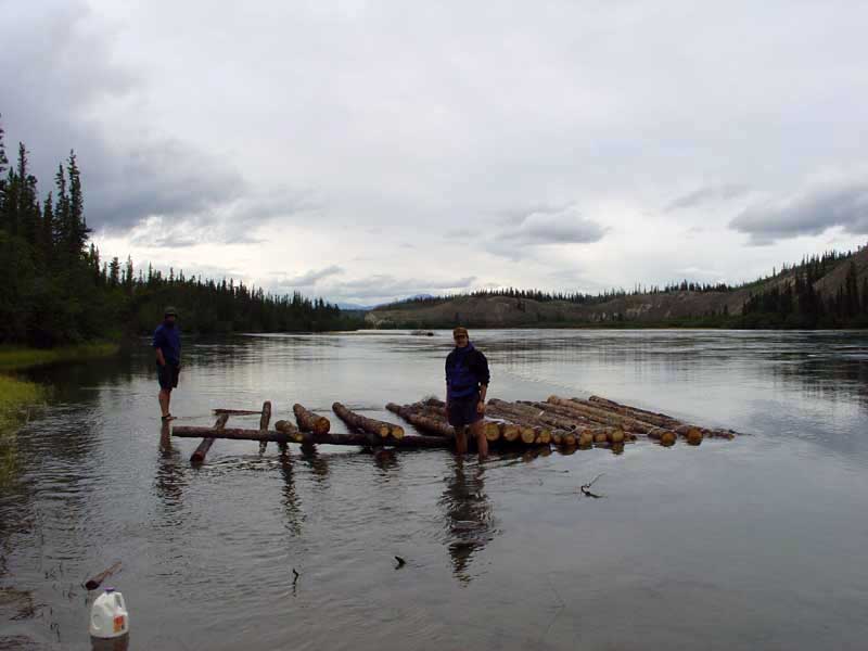 Das Floß liegt fast fertig im Yukon