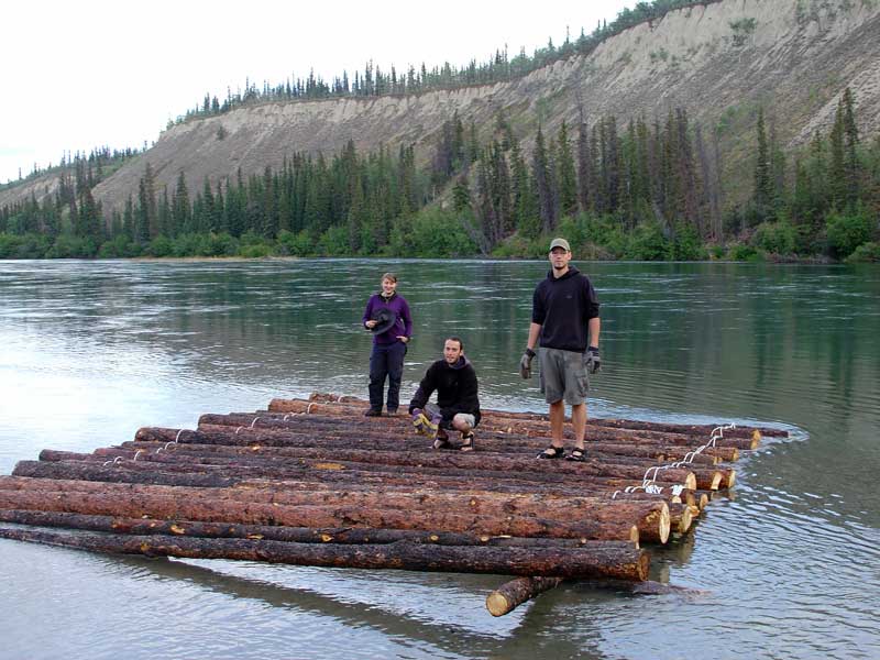 Das Floß ist fertig, im Hintergrund der Yukon nahe Whitehorse