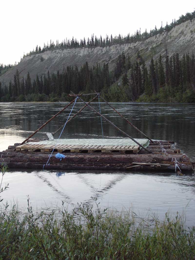 Das Grundgerüst für das Zelt steht auf dem Yukonfloß