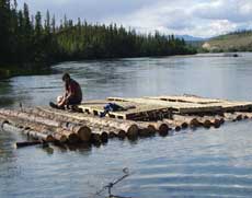 Nun werden die Aufbauten auf das Floß genagelt. Im Hintergrund der Yukon nahe bei Whitehorse